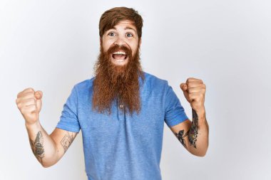 Uzun bir geçmişi olan beyaz bir adam kollarını kaldırıp, gözlerini açarak başarısını kutluyor. Kazanan konsept. 