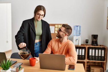 Ofiste çalışan ve kahve içen iki beyaz iş adamı..