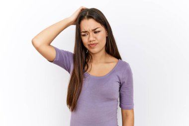 Genç esmer kadın izole edilmiş arka planda duruyor. Soruyu merak ediyor ve şaşırıyor. Şüpheyle kararsız, kafa kafaya düşünerek. Düşünceli kavram. 