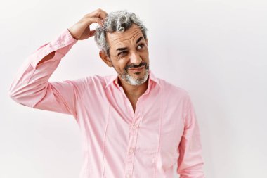 Soyutlanmış arka planda dikilen orta yaşlı İspanyol adam soru sormayı merak ediyor. Şüpheyle kararsız, kafa kafaya düşünerek. Düşünceli kavram. 