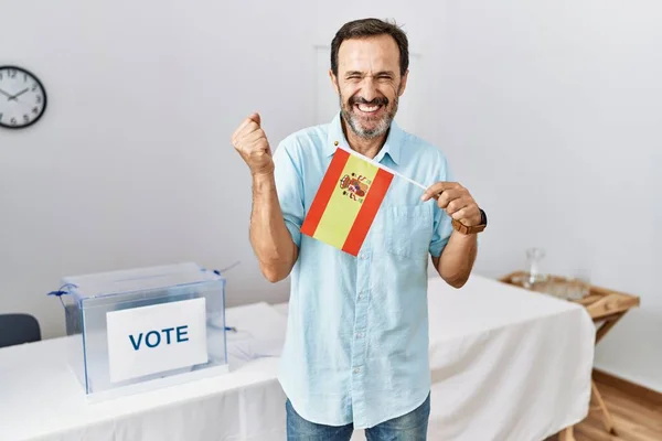 Medelålders Man Med Skägg Politisk Kampanj Val Håller Spanien Flagga — Stockfoto