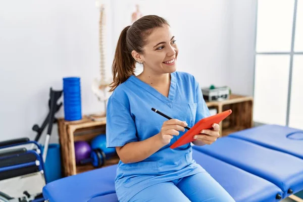 Young Hispanic Woman Wearing Physiotherapy Uniform Using Touchpad Sport Center — Stock Photo, Image