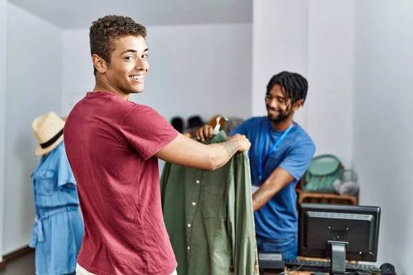 Dois Homens Lojista Cliente Escolher Camisa Loja Roupas — Fotografia de Stock