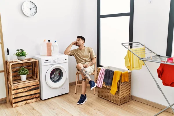 Young Hispanic Man Waiting Washing Machine Laundry Room — Zdjęcie stockowe