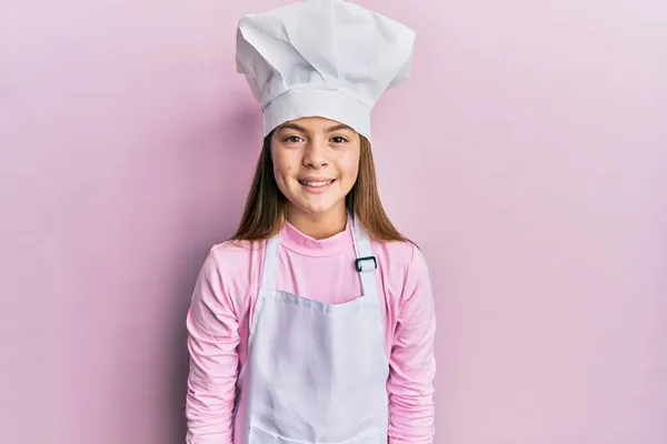 Krásná Brunetka Holčička Profesionální Kuchařské Zástěře Klobouku Veselým Chladným Úsměvem — Stock fotografie