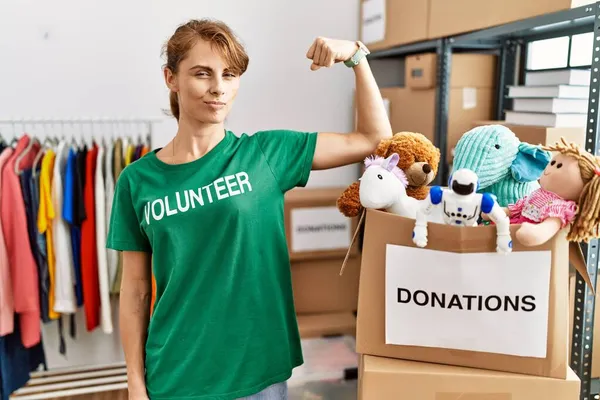 Mulher Branca Bonita Vestindo Shirt Voluntária Doações Stand Pessoa Forte — Fotografia de Stock