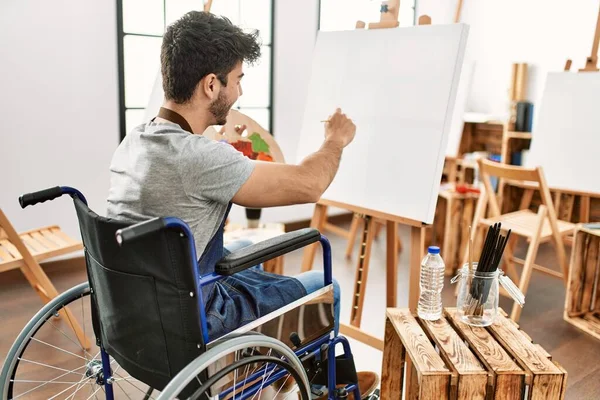 若いヒスパニック系のアーティスト障害者の男オンバックビュー絵画でアートスタジオ — ストック写真