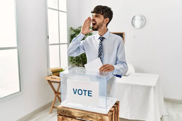 Hispanischer Mann Mit Bart Der Wahlurnen Umhüllt Und Laut Schreit — Stockfoto
