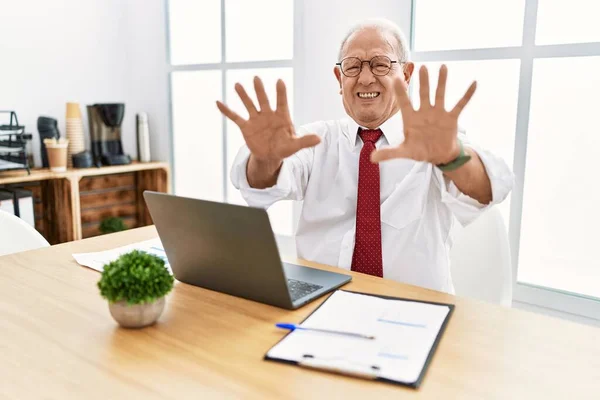 Homem Sênior Trabalhando Escritório Usando Laptop Computador Fazendo Gesto Parar — Fotografia de Stock