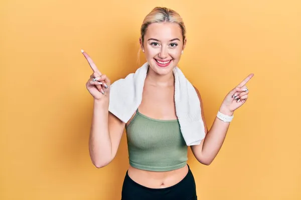 Spor Kıyafetleri Havlu Giymiş Genç Sarışın Kız Parmaklarıyla Farklı Yönleri — Stok fotoğraf