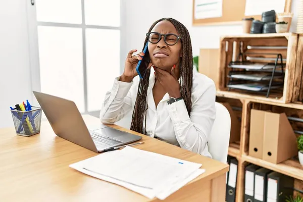 Schwarze Frau Mit Zöpfen Büro Telefoniert Und Berührt Schmerzhaften Hals — Stockfoto