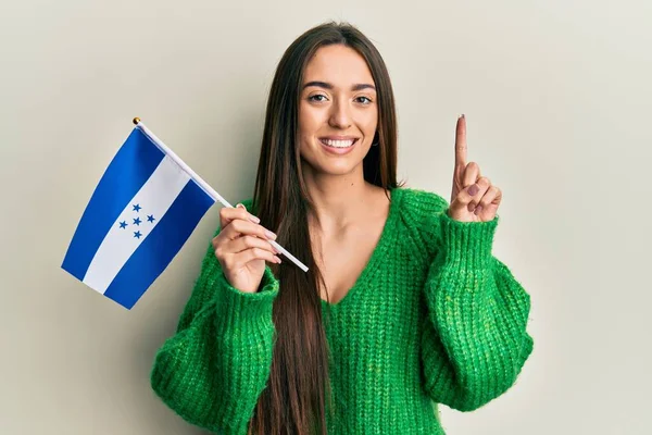 Jong Spaans Meisje Houdt Honduras Vlag Glimlachend Met Een Idee — Stockfoto