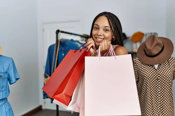 Jovem Afro Americana Sorrindo Confiante Segurando Sacos Compras Loja Roupas — Fotografia de Stock