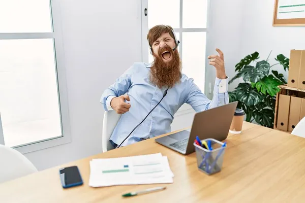 Jovem Irlandês Call Center Agente Sorrindo Ouvir Música Fazendo Gesto — Fotografia de Stock