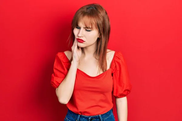 Ruiva Jovem Mulher Vestindo Casual Camiseta Vermelha Tocando Boca Com — Fotografia de Stock