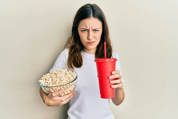 Egy Fiatal Barna Popcornt Eszik Szódát Iszik Szkeptikus Ideges Rosszalló — Stock Fotó