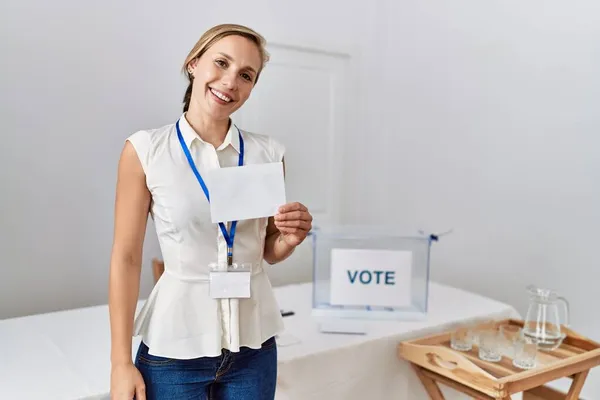Νεαρή Καυκάσια Γυναίκα Χαμογελά Αυτοπεποίθηση Κρατώντας Ψήφο Εργασίας Στην Εκλογική — Φωτογραφία Αρχείου