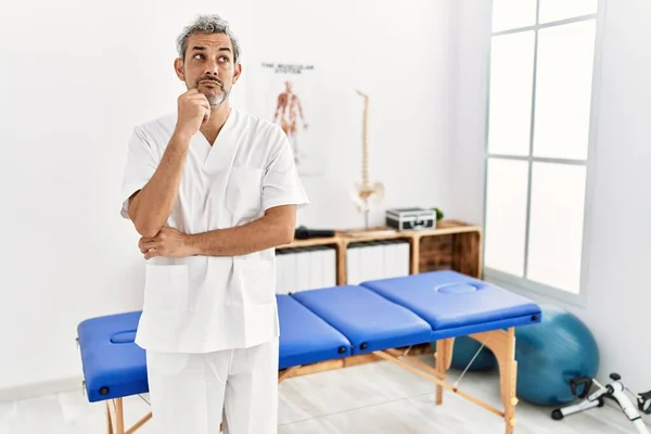 Medelålders Latinamerikanska Terapeut Man Som Arbetar Smärta Återhämtning Klinik Med — Stockfoto