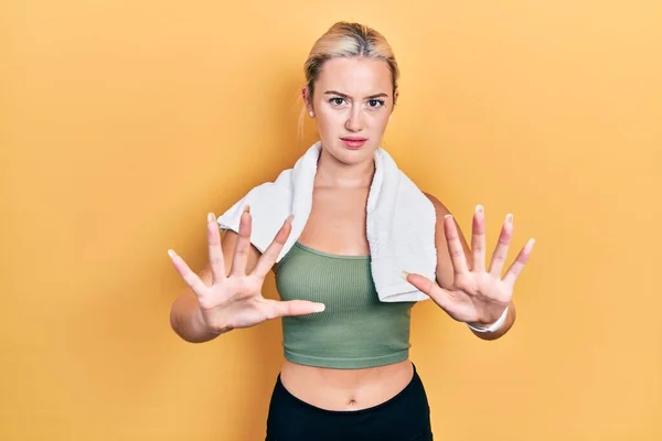 Ung Blond Flicka Bär Sportkläder Och Handduk Gör Stopp Gest — Stockfoto