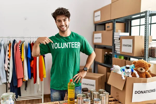 Hombre Hispano Vistiendo Camiseta Voluntaria Donaciones Pie Sonriendo Feliz Señalando — Foto de Stock