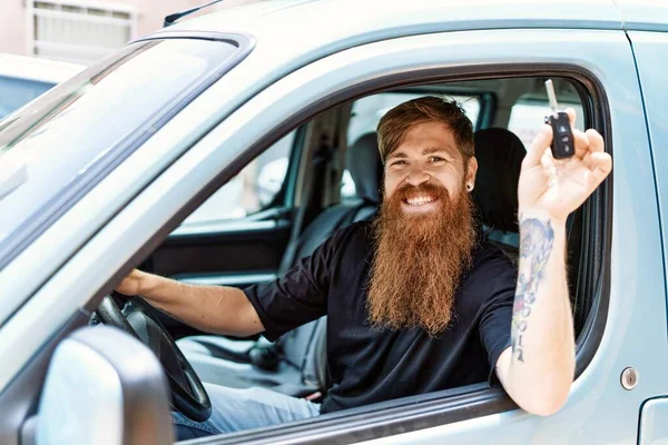 Jovem Irlandês Sorrindo Feliz Sentado Carro Segurando Chave Cidade — Fotografia de Stock