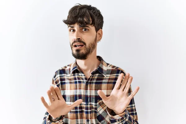 有胡子的西班牙裔男人站在孤立的背景上害怕 害怕的表情 用手停止手势 震惊地大叫 恐慌概念 — 图库照片
