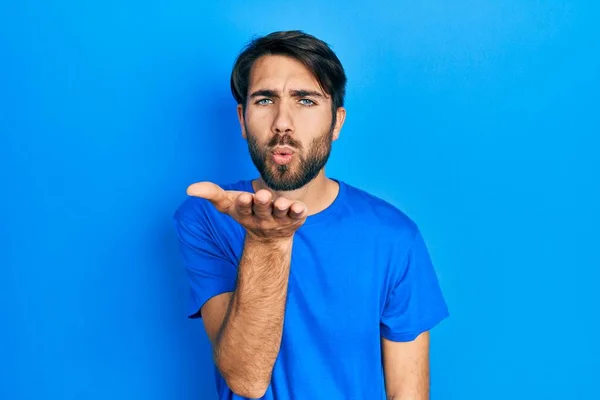 Junger Hispanischer Mann Lässiger Kleidung Der Die Kamera Blickt Und — Stockfoto