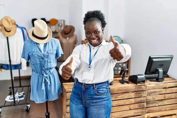 Junge Afrikanerin Die Als Managerin Einer Einzelhandelsboutique Arbeitet Und Eine — Stockfoto