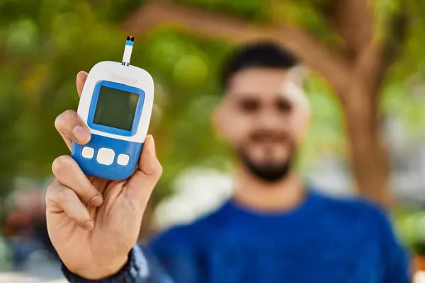 Joven Árabe Sonriendo Confiado Sosteniendo Glucosímetro Parque — Foto de Stock