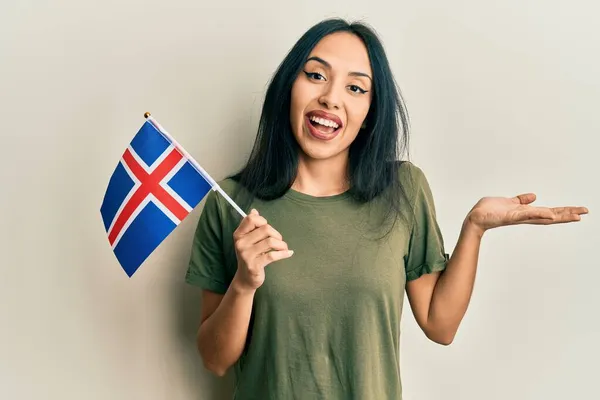 Joven Chica Hispana Sosteniendo Bandera Iceland Celebrando Logro Con Sonrisa — Foto de Stock