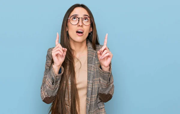 Menina Hispânica Jovem Vestindo Roupas Negócios Óculos Espantados Surpresos Olhando — Fotografia de Stock
