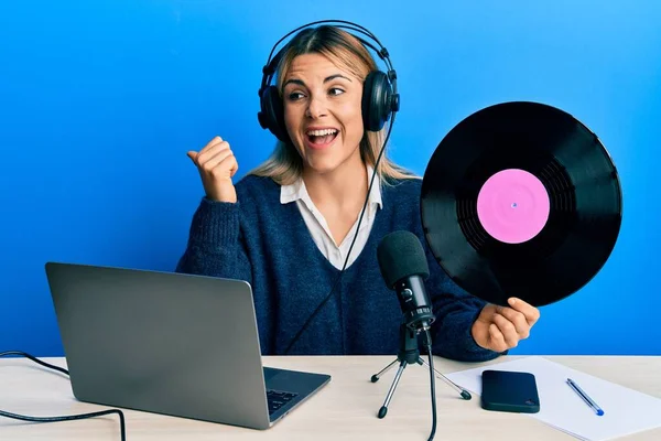 Mladá Běloška Pracující Rádiovém Studiu Vinylovým Diskem Ukazujícím Palcem Nahoru — Stock fotografie