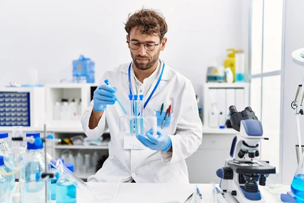 Joven Hispano Vistiendo Uniforme Científico Trabajando Laboratorio — Foto de Stock