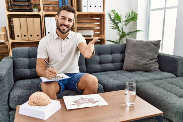 Handsome Hispanic Man Working Rorschach Test Psychology Clinic Smiling Friendly — Stockfoto