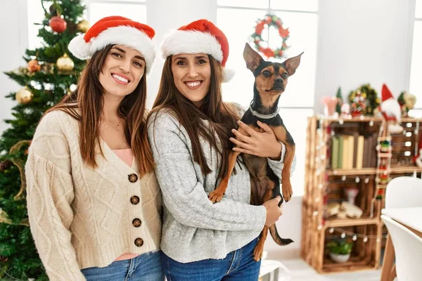 Δύο Γυναίκες Χαμογελαστές Αυτοπεποίθηση Αγκαλιάζουν Σκυλί Που Στέκεται Δίπλα Στο — Φωτογραφία Αρχείου