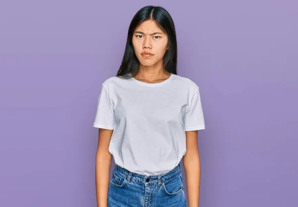 Bonita Jovem Asiático Mulher Vestindo Casual Branco Shirt Cético Nervoso — Fotografia de Stock