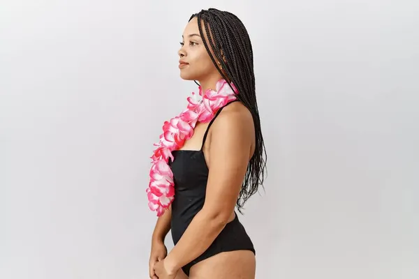Ung Afrikansk Amerikansk Kvinna Bär Baddräkt Och Hawaiian Lei Vill — Stockfoto