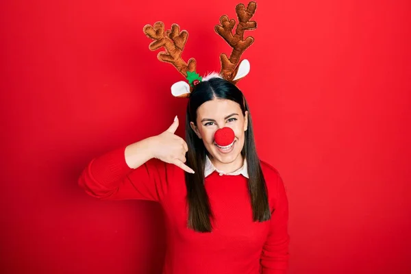 Jeune Femme Hispanique Portant Chapeau Noël Cerf Nez Rouge Souriant — Photo