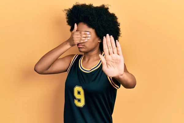 Joven Mujer Afroamericana Vestida Con Uniforme Baloncesto Cubriendo Los Ojos —  Fotos de Stock