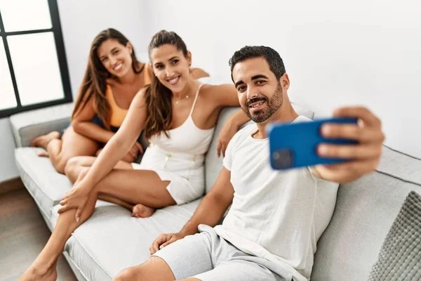 Τρεις Ισπανοί Φίλοι Χαμογελώντας Ευτυχισμένοι Κάνουν Selfie Από Smartphone Στο — Φωτογραφία Αρχείου