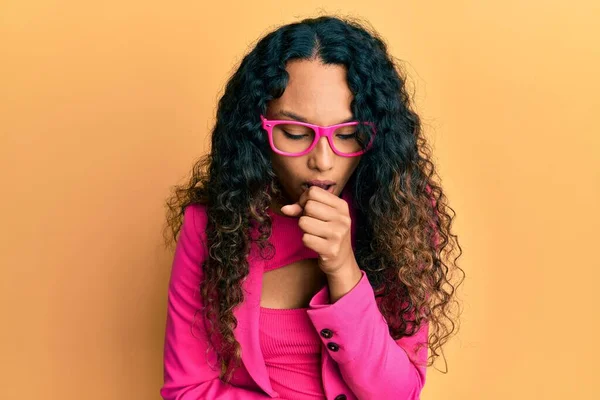 Jonge Latijnse Vrouw Draagt Zakelijke Stijl Een Bril Zich Onwel — Stockfoto