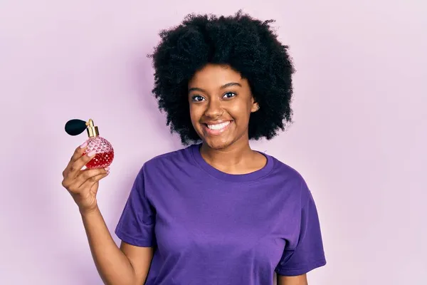 Jeune Femme Afro Américaine Tenant Parfum Regardant Positif Heureux Debout — Photo