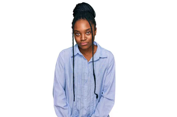 Genç Afro Amerikalı Kadın Günlük Giysiler Giymiş Depresyonda Üzüntüden Endişeli — Stok fotoğraf