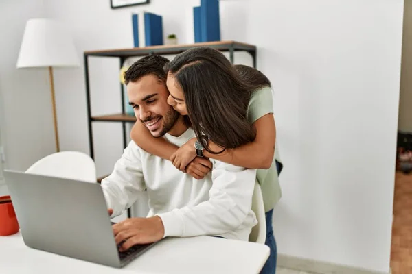 Jong Latijn Paar Met Behulp Van Laptop Het Drinken Van — Stockfoto