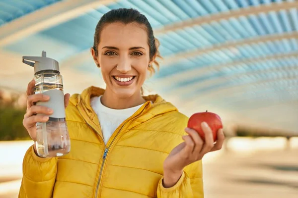 Junges Hispanisches Mädchen Trinkt Flasche Wasser Und Isst Apfel Der — Stockfoto