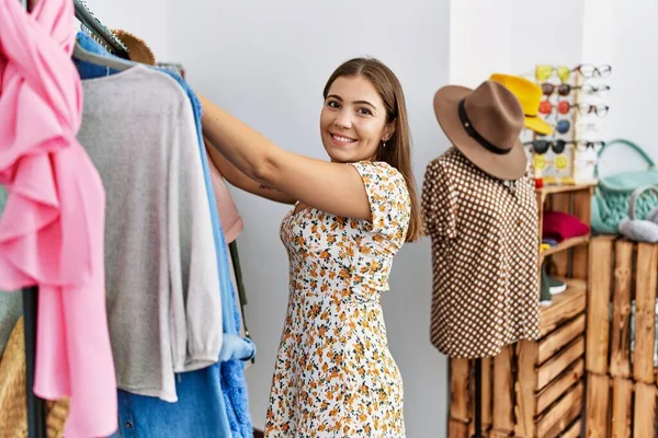 Ung Latinamerikansk Kvinna Ler Säker Shopping Kläder Butik — Stockfoto