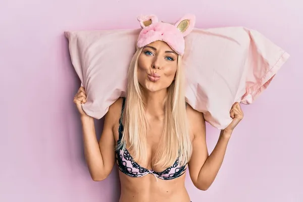 Ung Blond Kvinna Underkläder Och Sovmask Håller Kudde Tittar Kameran — Stockfoto