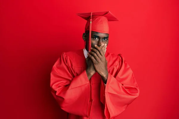 Ung Afrikansk Amerikansk Man Bär Examen Mössa Och Ceremoni Mantel — Stockfoto