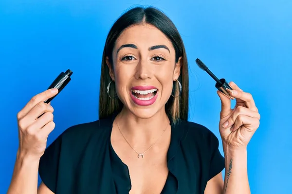 Ung Latinamerikansk Kvinna Håller Ögonfrans Mascara Leende Och Skrattar Högt — Stockfoto