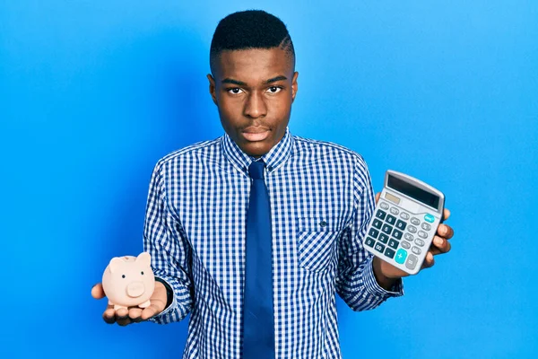 Jovem Afro Americano Calculando Economias Dinheiro Relaxado Com Expressão Séria — Fotografia de Stock